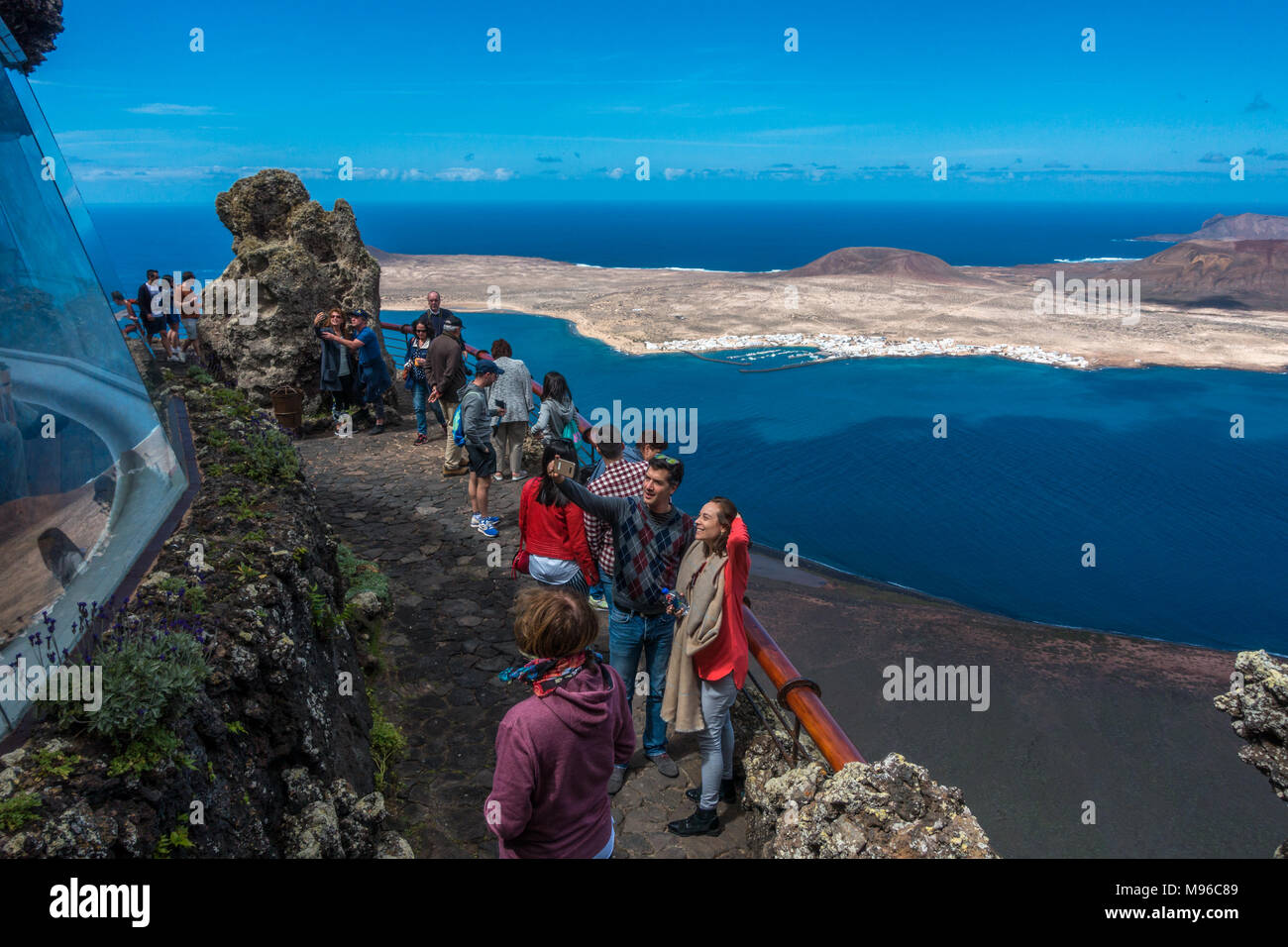 Sul balcone del Mirador del Rio la costruzione di guardare fuori per La Graciosa con persone di scattare le foto e selfies, Lanzarote Foto Stock