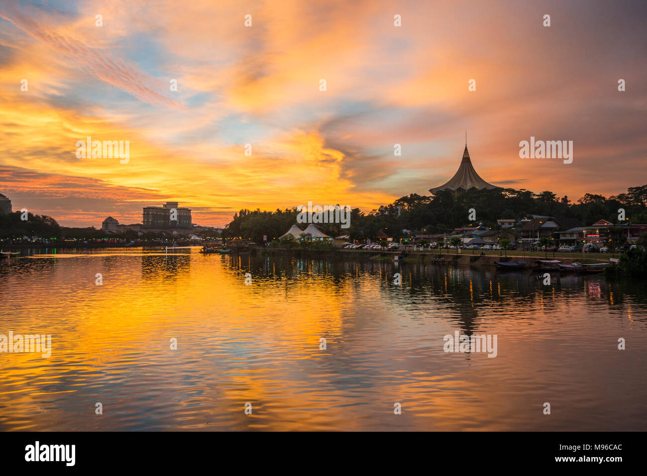 Tramonto su Kuching, Kuching, Sarawak, Malesia, Borneo Foto Stock