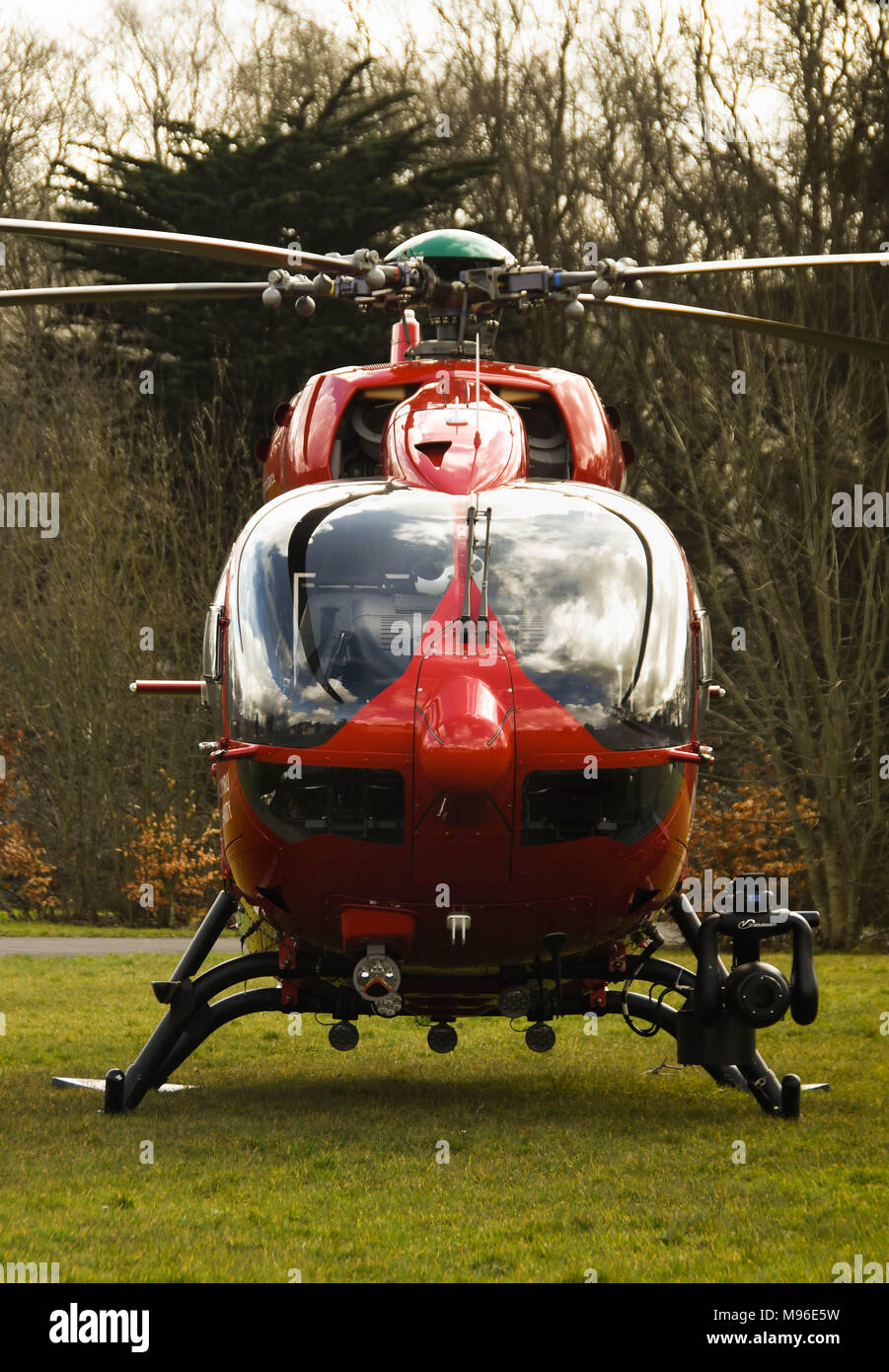 Testa sulla vista di un Airbus elicottero del Galles Air Ambulance Service sulla terra durante una missione di emergenza Foto Stock