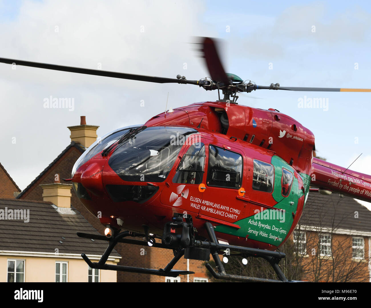 Airbus elicottero del Galles Air Ambulance Service di decollare da un alloggiamento estate su una missione di emergenza Foto Stock