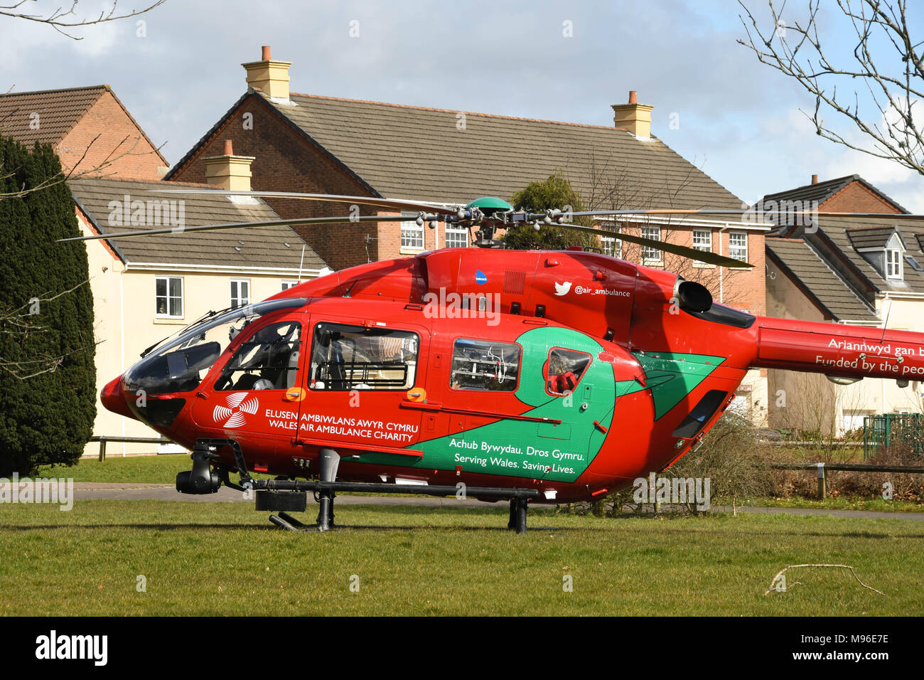 Airbus elicottero del Galles Air Ambulance Service dopo lo sbarco in un alloggiamento estate su una missione di emergenza Foto Stock