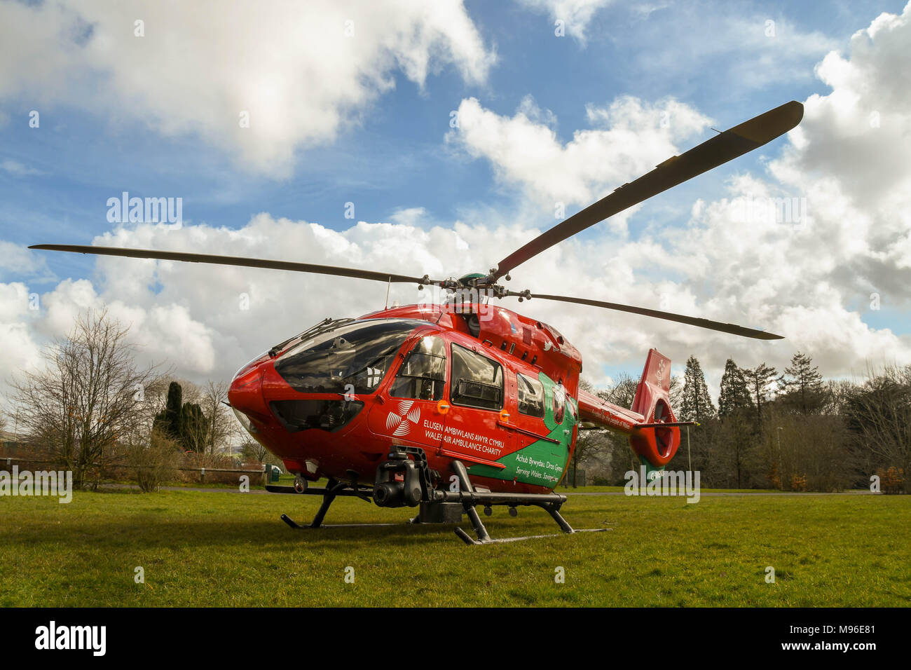 Ampio angolo di visione di un Airbus elicottero del Galles Air Ambulance Service sulla terra durante una missione di emergenza Foto Stock