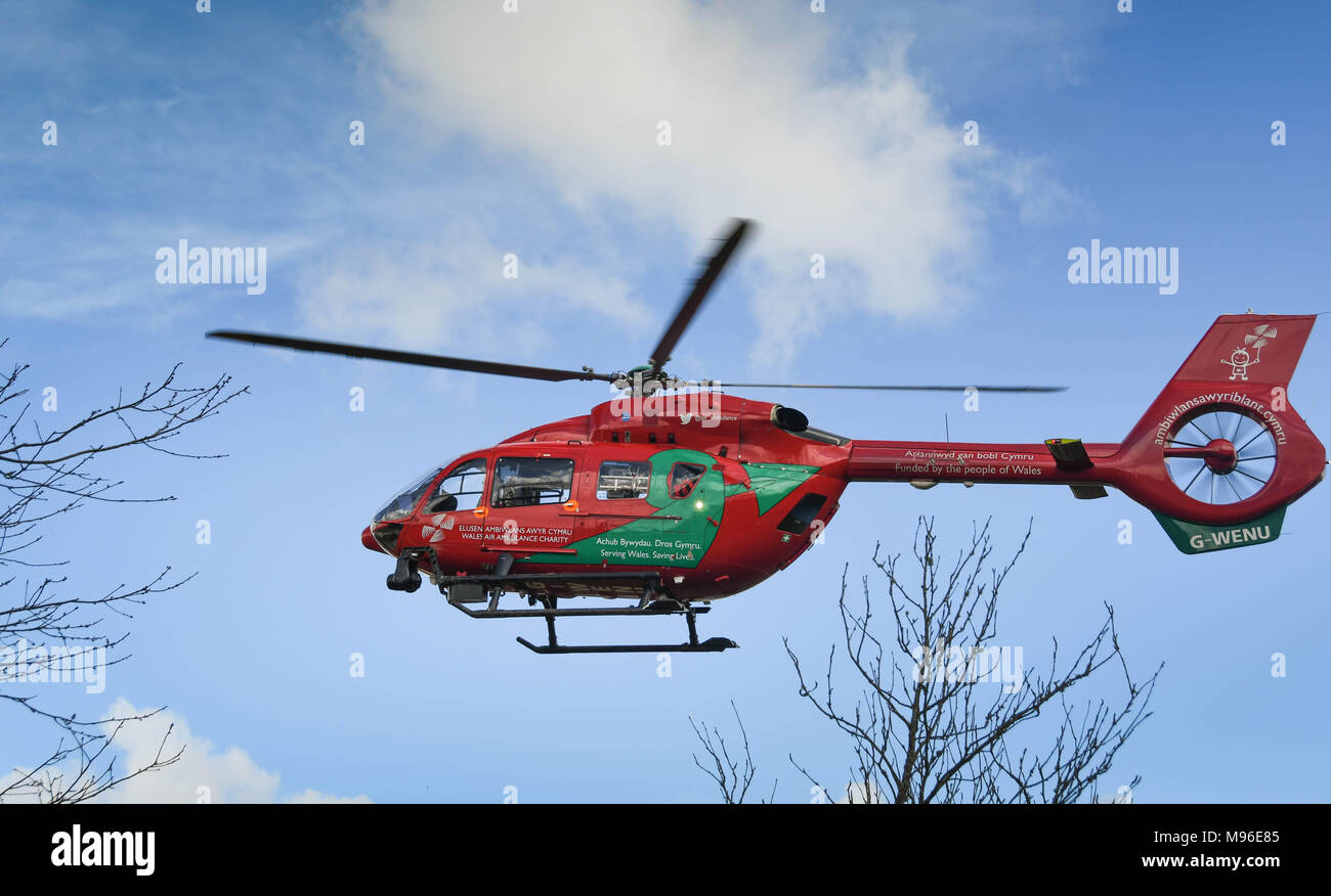 Airbus elicottero del Galles Air Ambulance Service decollare su una missione di emergenza Foto Stock