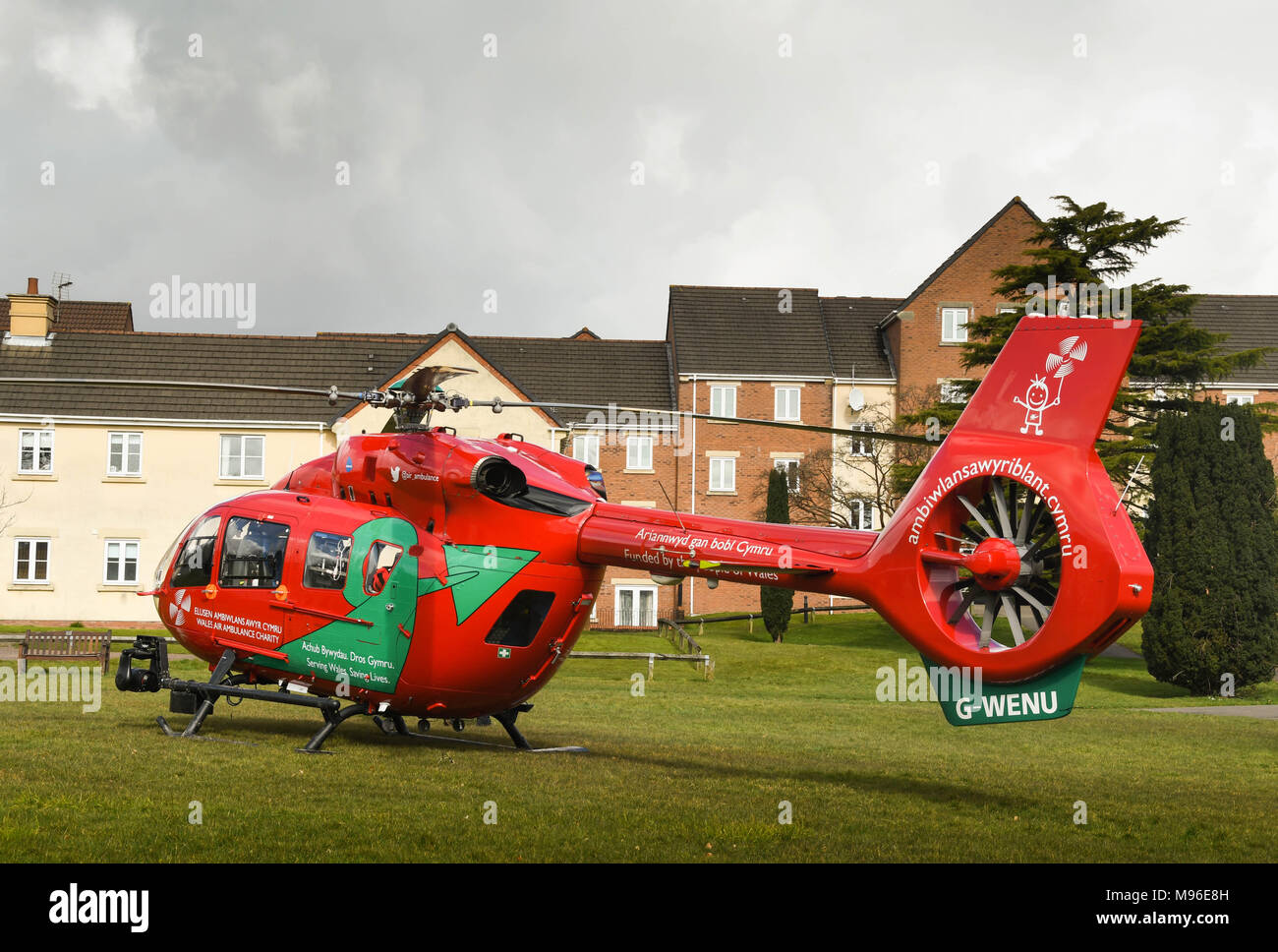 Airbus elicottero del Galles Air Ambulance Service sulla terra durante una missione di emergenza Foto Stock