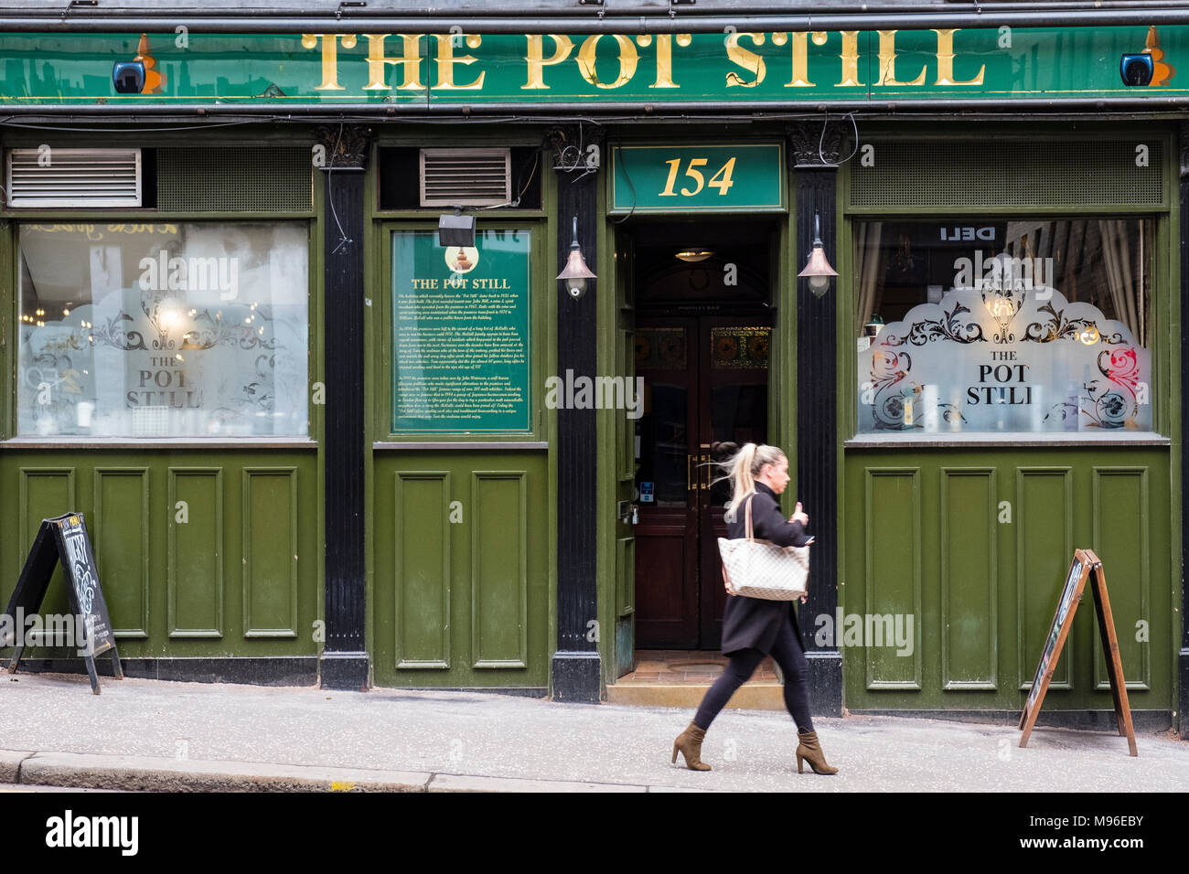 Esterno del Pot Still pub nel centro di Glasgow, famosa per la grande selezione di whisky , Scozia, Regno Unito Foto Stock
