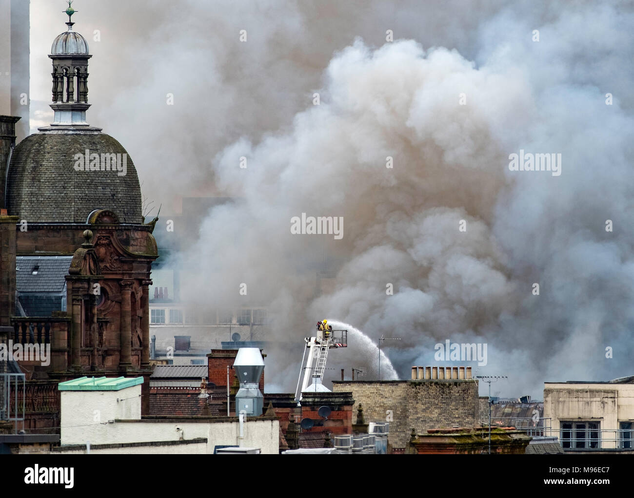 Vigili del fuoco combattimenti grave incendio a Victoria's night club su Sauchiehall Street Central Glasgow Il 22 marzo 2018, Scotland, Regno Unito. Foto Stock