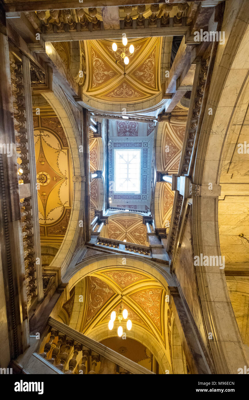 Vista interna di atrio ornato all'interno di Glasgow City Chambers con Italianamente decorazioni in marmo, George Square, Glasgow, Scotland, Regno Unito. Foto Stock