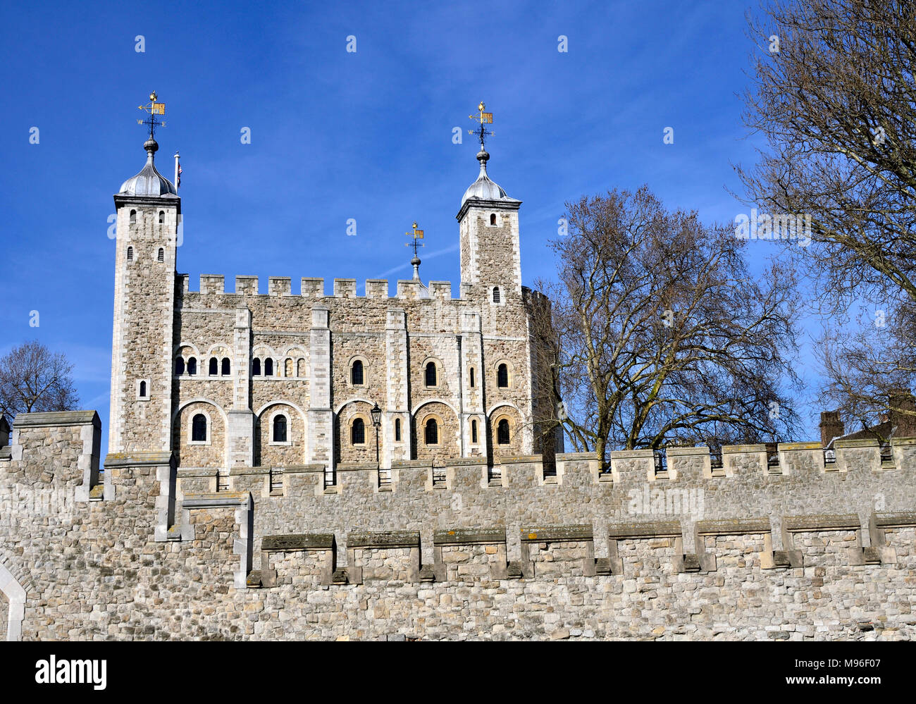 Londra, Inghilterra, Regno Unito. Torre di Londra (11th-14thC) Torre Bianca (XI secolo) e pareti esterne Foto Stock