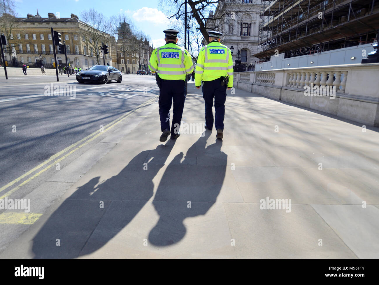 Londra, Inghilterra, Regno Unito. Metropolitan due ufficiali della polizia di Whitehall Foto Stock