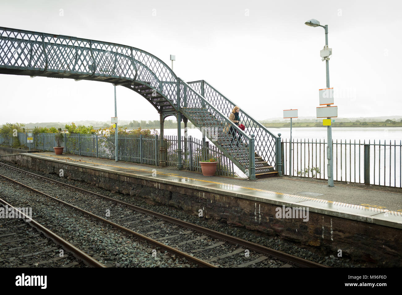 La donna si sta spostando verso il basso da un ponte Foto Stock