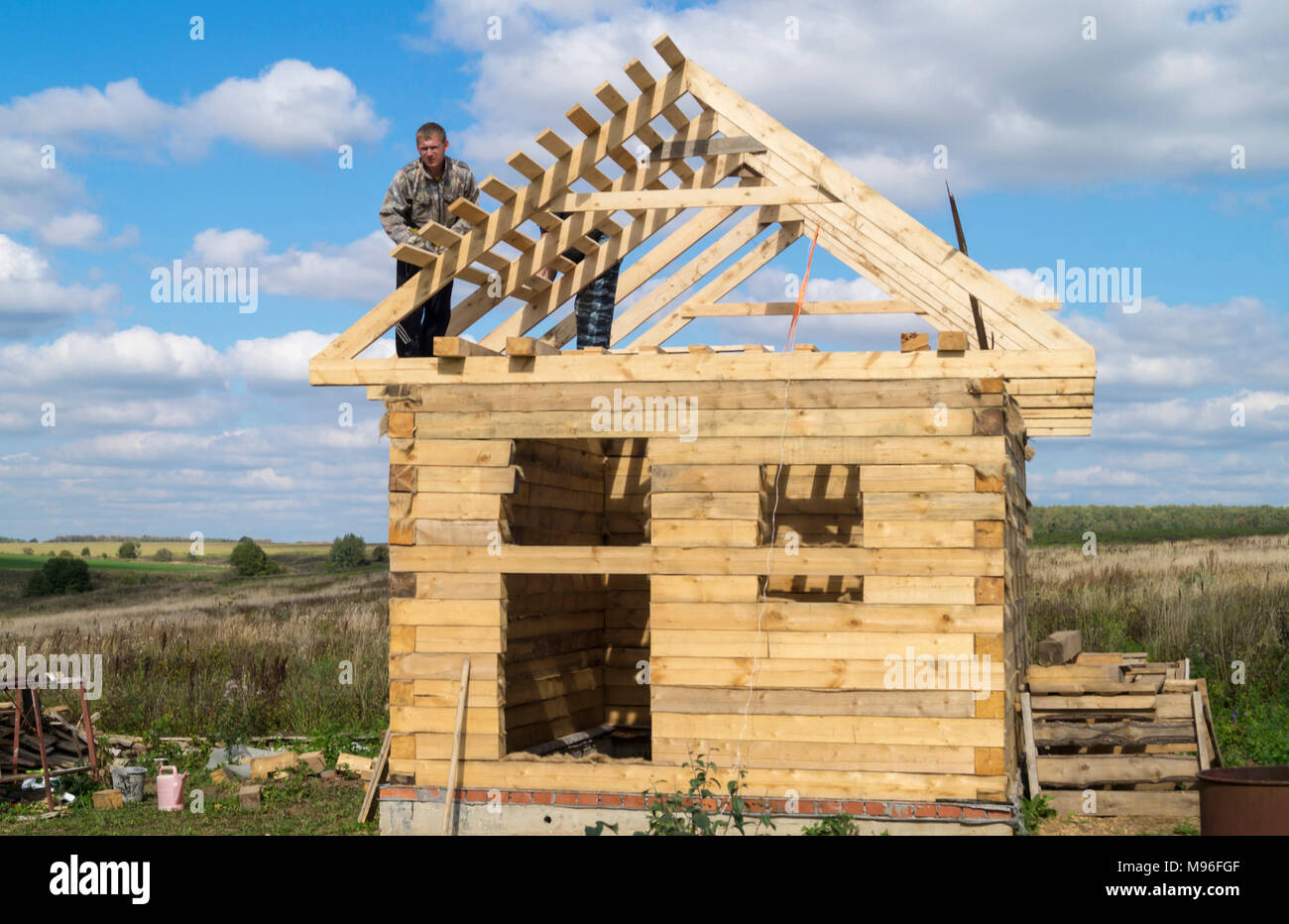 Mstyora,Russia-September 14,2015:Costruzione dell'premiseses in legno Foto Stock