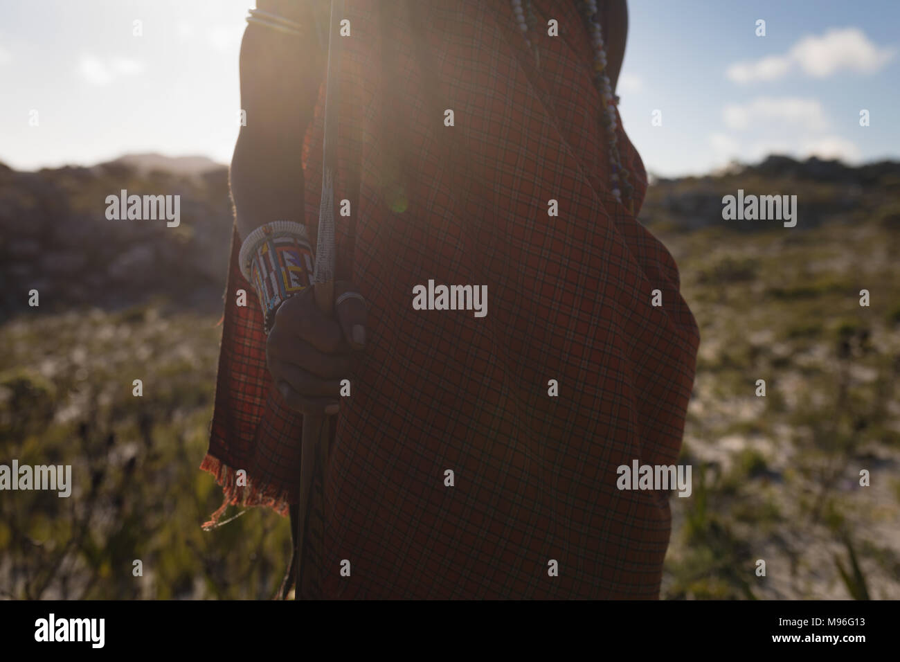 La sezione centrale del maasai uomo in piedi alla campagna Foto Stock