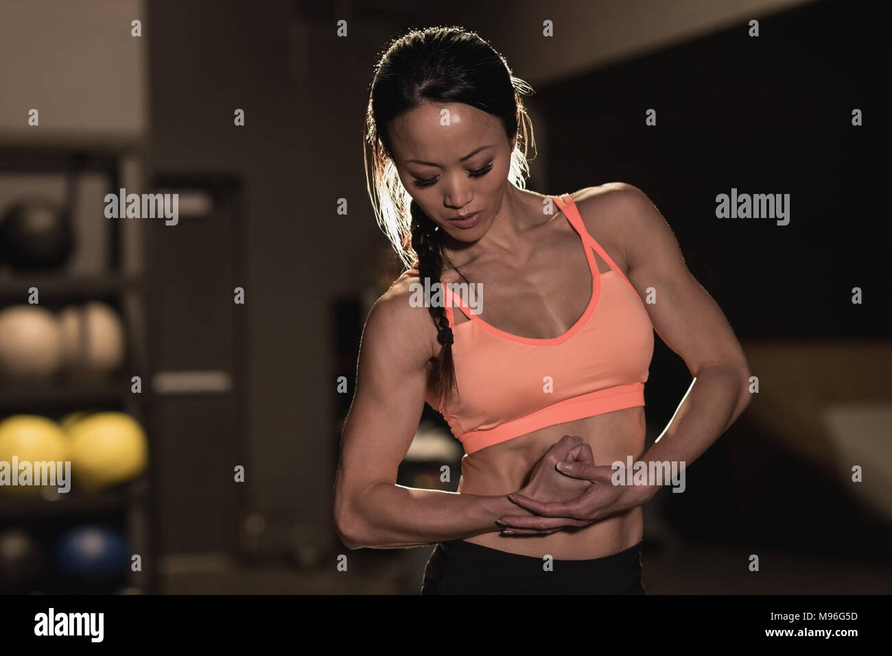 Montare donna flettendo i suoi muscoli Foto Stock
