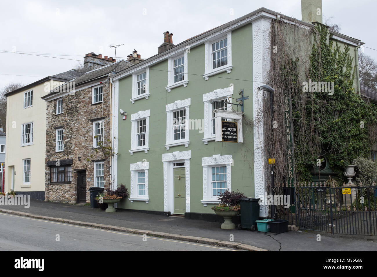 Adrian Ager antiquariato, caminetto e arredi in negozio le antiche città stannary di Ashburton nel Parco Nazionale di Dartmoor Foto Stock