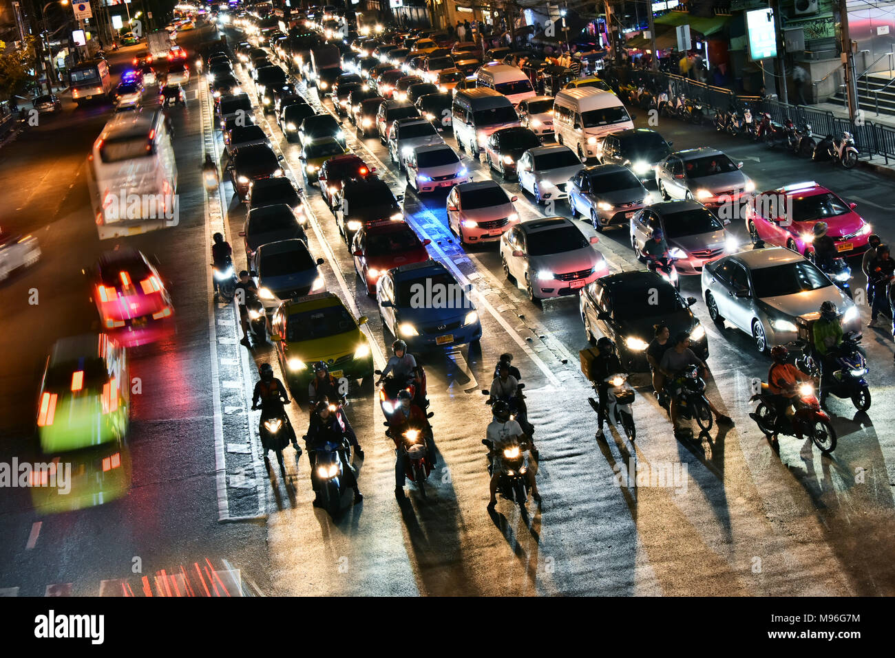 BANGKOK, Thailandia - Jan 27, 2018: Street di Bangkok durante le ore di punta. Foto Stock