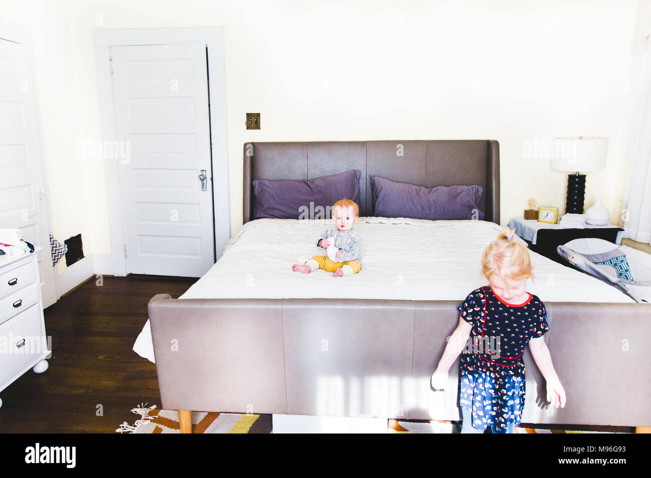 Baby sitter a letto con la ragazza in primo piano Foto Stock