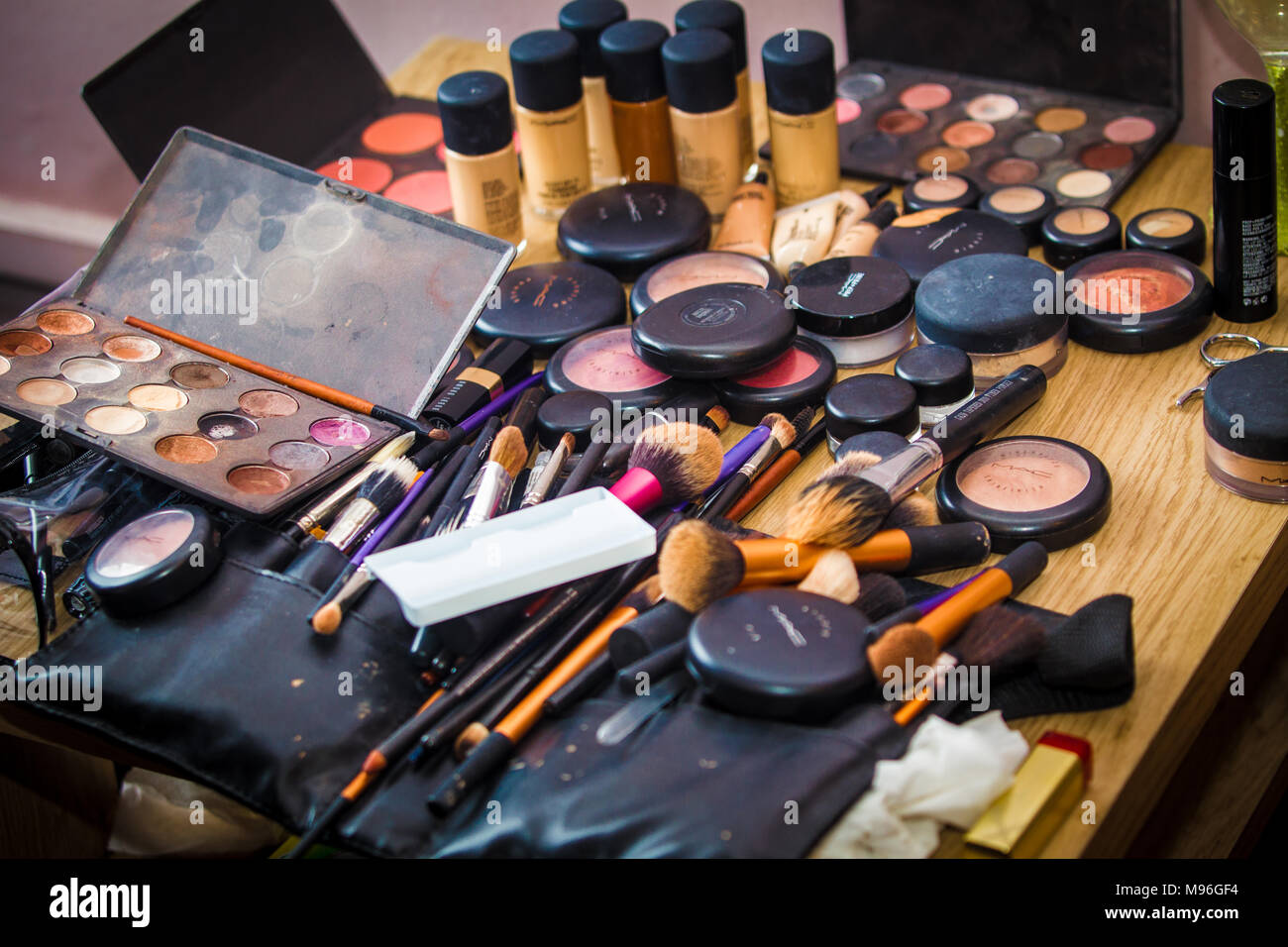Make up prodotti sparsi sul tavolo usato in sposa prima del matrimonio Foto Stock