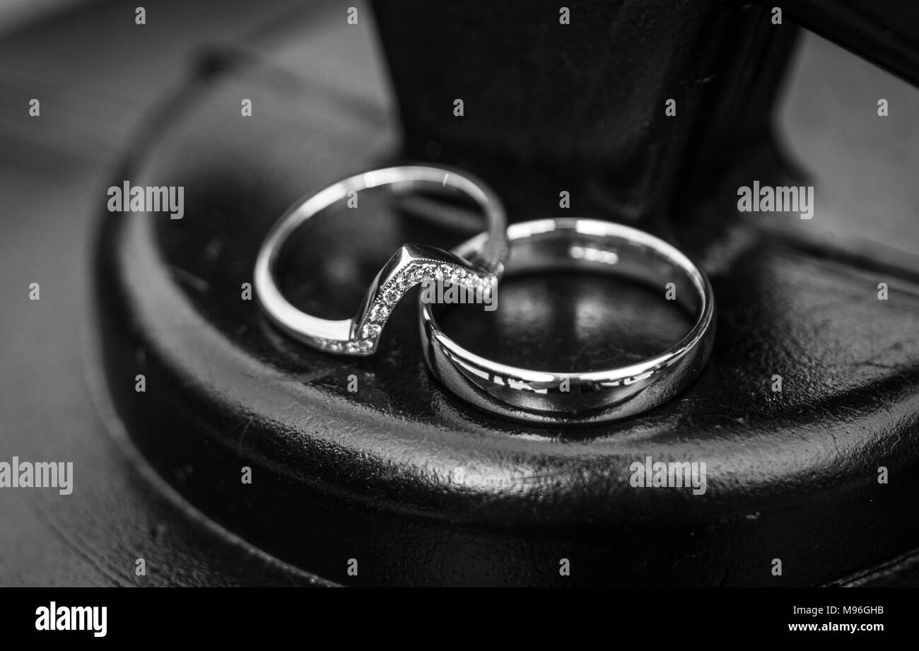 Gli anelli di nozze visualizzato insieme Foto Stock