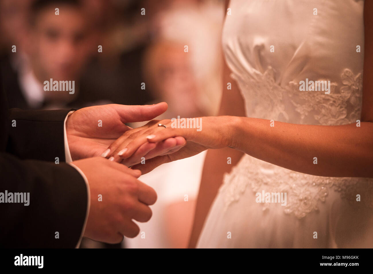 Lo sposo luoghi anello sul dito spose Foto Stock