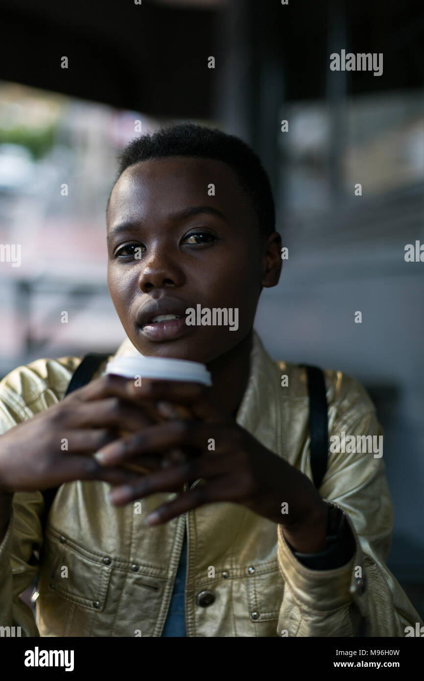 Donna con caffè nella caffetteria all'aperto Foto Stock