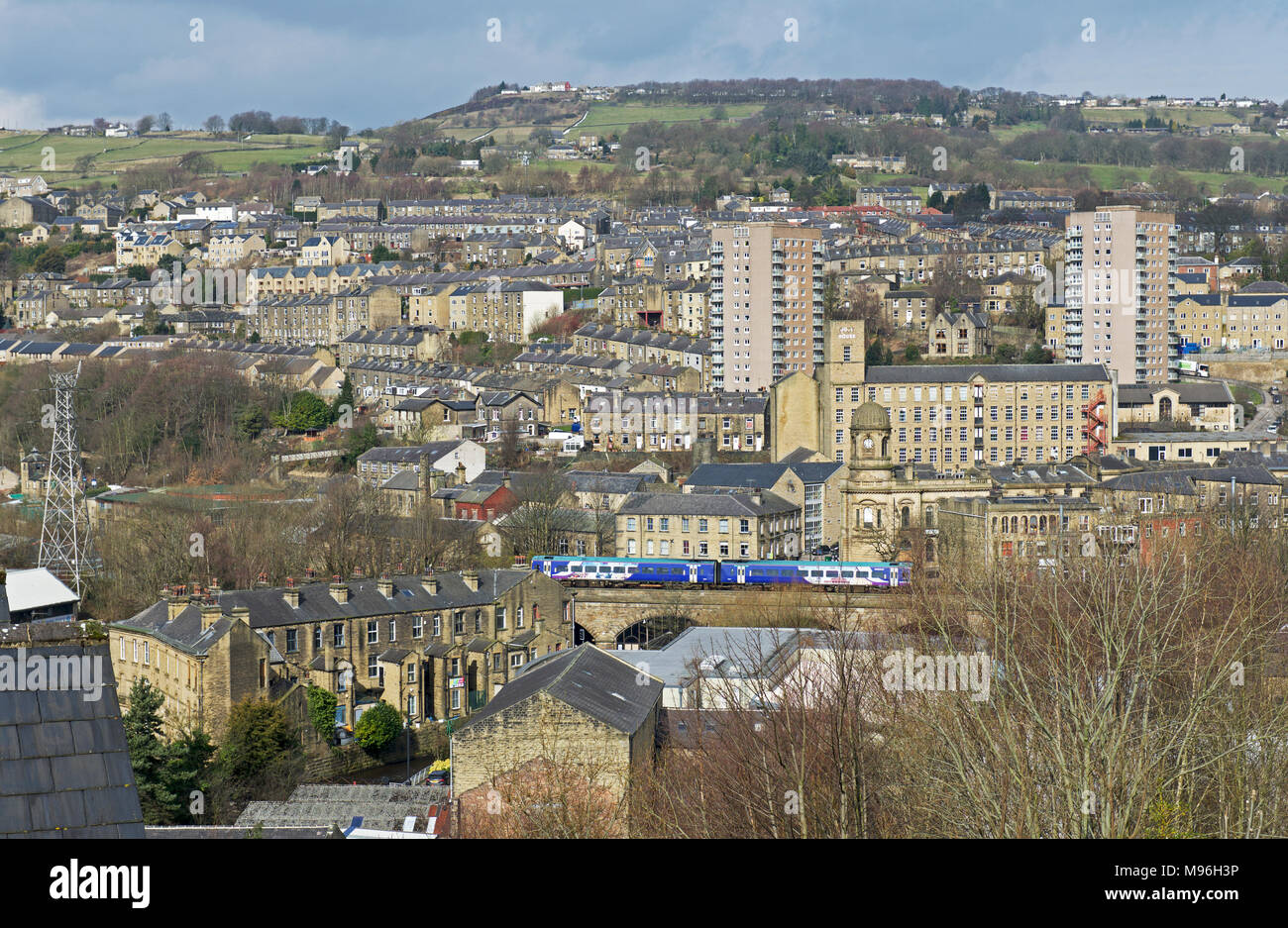 Il treno attraversa il viadotto, Sowerby Bridge, Calderdale, West Yorkshire, Inghilterra, Regno Unito Foto Stock