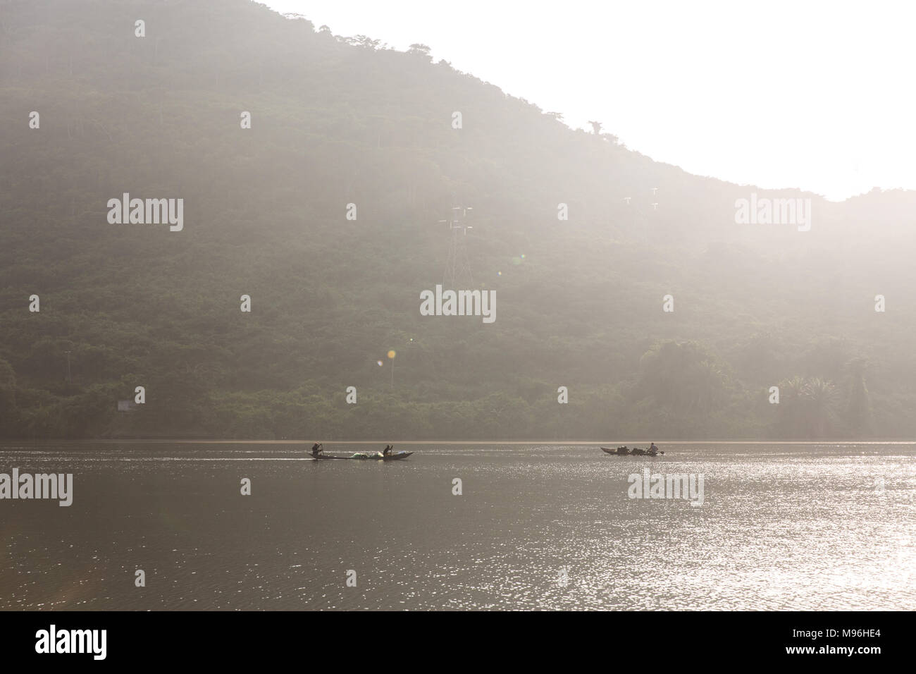 Pescatore sul Lago Volta, del Ghana meridionale Foto Stock