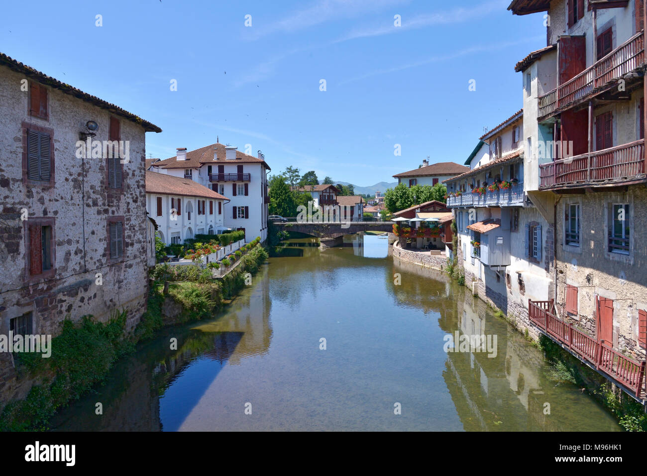 Fiume Nive a Saint-Jean-Pied-de-Port, un comune nel dipartimento Pyrénées-Atlantiques nel sud-ovest della Francia Foto Stock