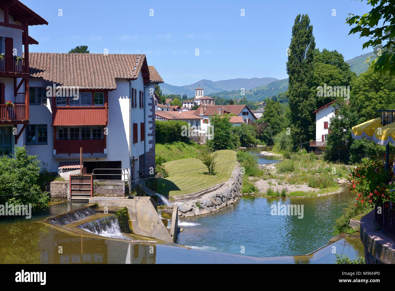 Fiume Nive a Saint-Jean-Pied-de-Port, un comune nel dipartimento Pyrénées-Atlantiques nel sud-ovest della Francia Foto Stock