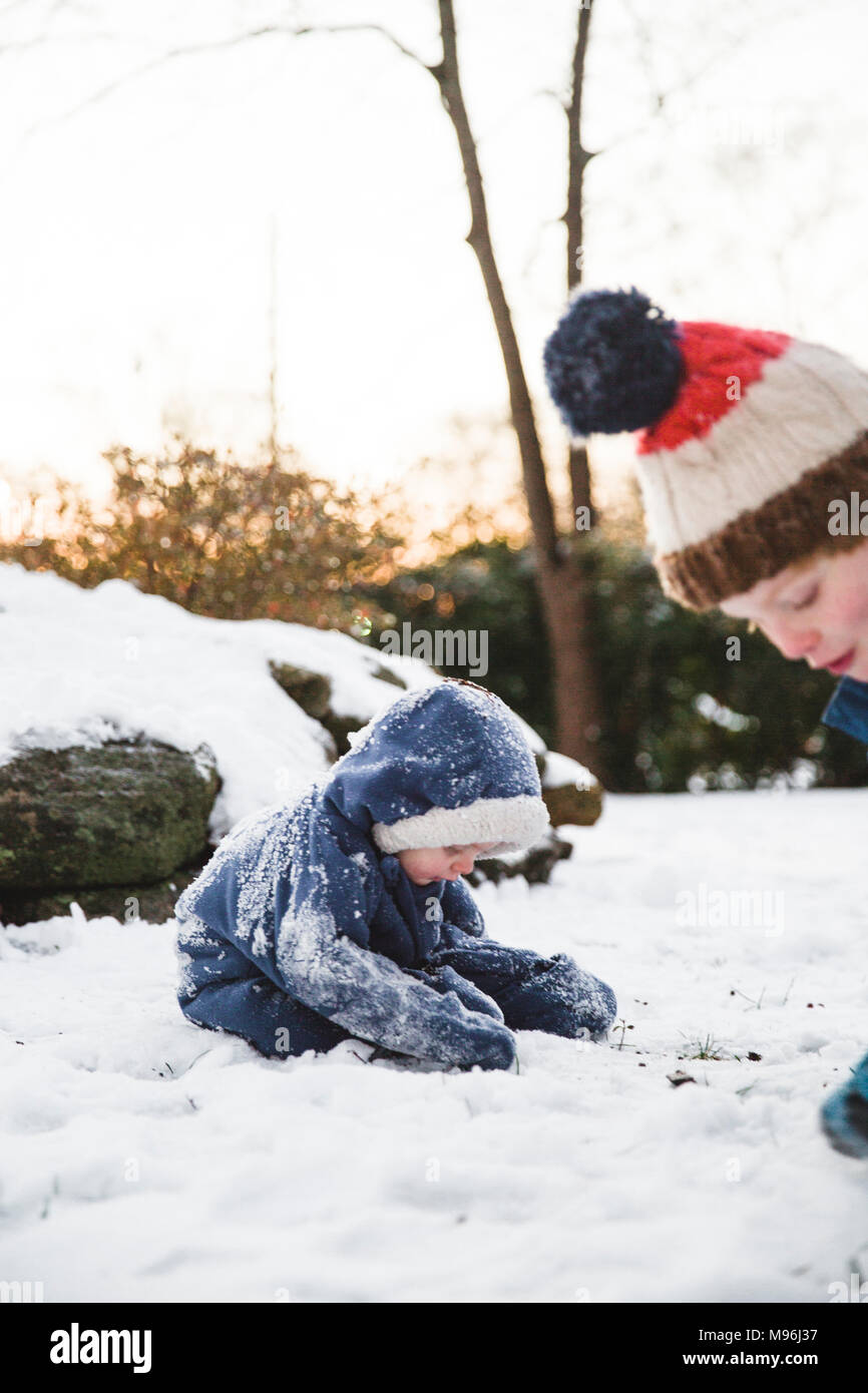 Due ragazzi che giocano sulla neve, rendendo snowballs Foto Stock