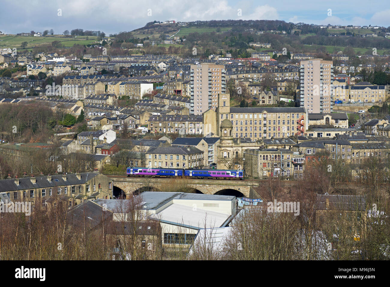 Il treno attraversa il viadotto, Sowerby Bridge, Calderdale, West Yorkshire, Inghilterra, Regno Unito Foto Stock