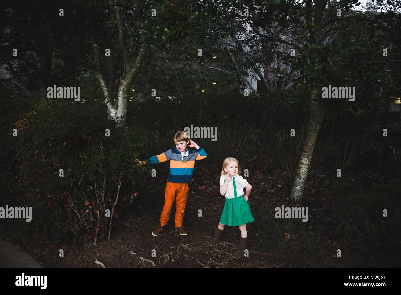 Due bambini che giocano nel bosco Foto Stock