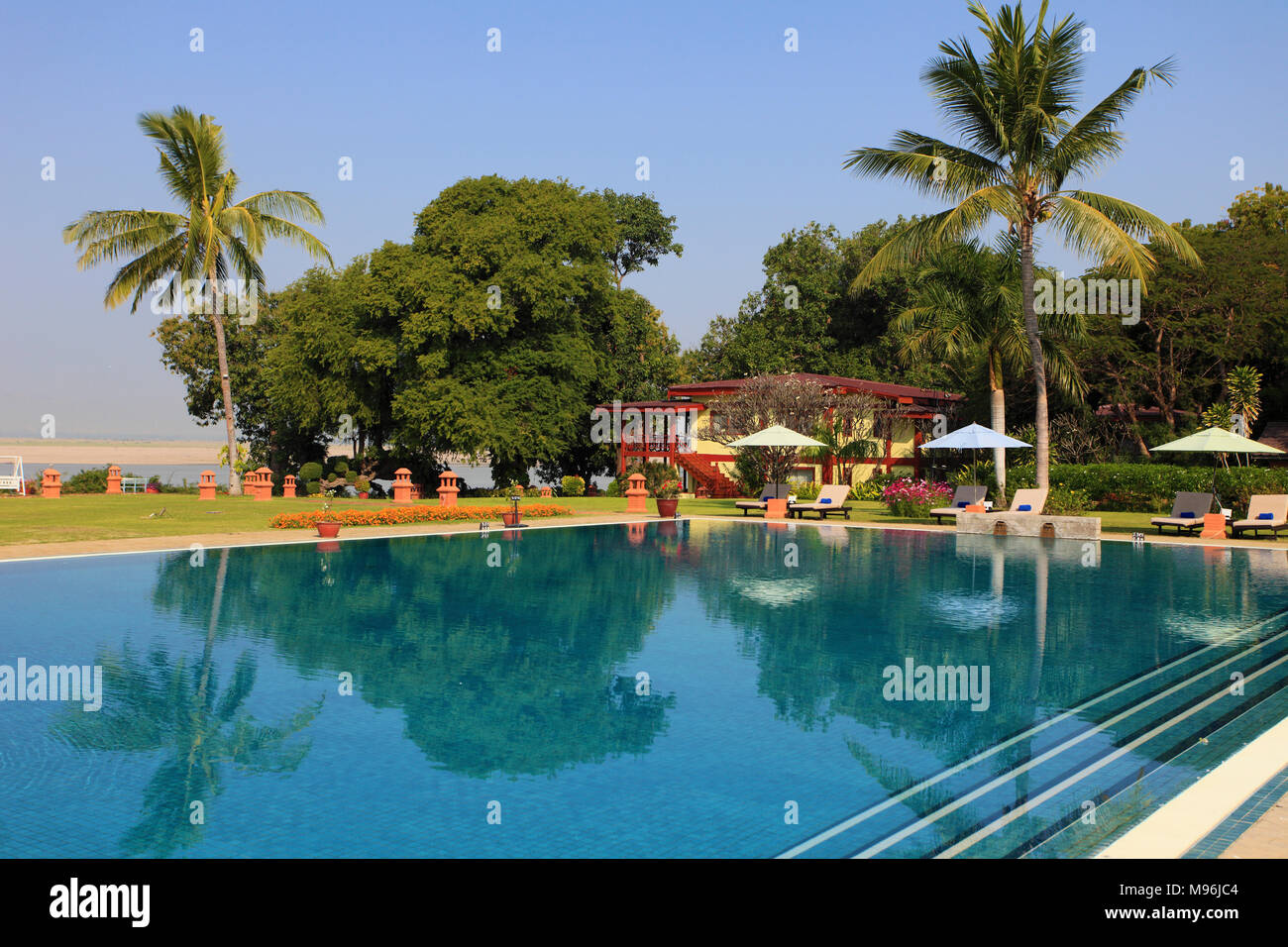 Myanmar Birmania, Bagan, Thiripyitsaya Sanctuary Resort, hotel, piscina, Foto Stock
