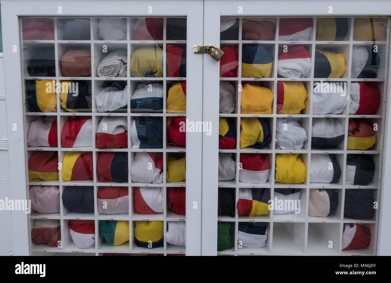 Il segnale flag armadio a bordo del Royal Yacht Britannia ex residenza  flottante di Sua Maestà la Regina Elisabetta II ora ormeggiato in Scozia  Foto stock - Alamy