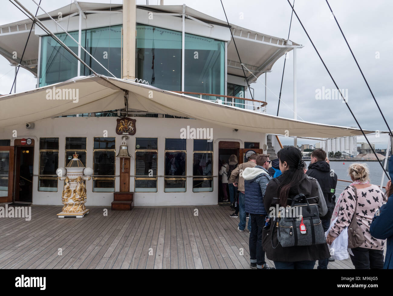 Coda di visitatori per immettere i principali quartieri del Royal Yacht Britannia che è stata la Regina Elisabetta II ex nave sulla quale lei cruised il mondo Foto Stock