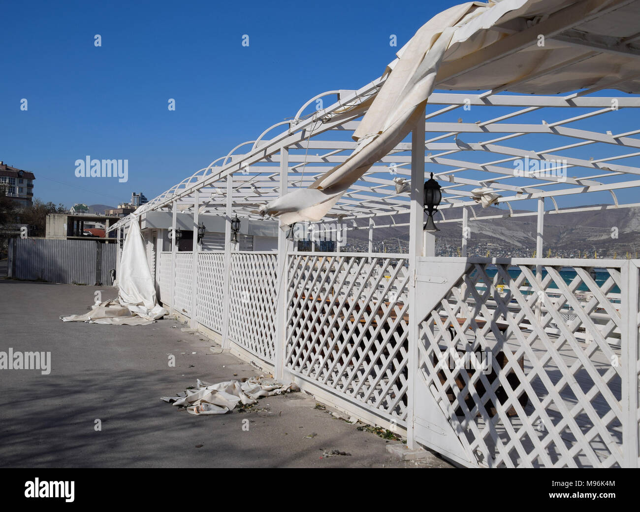 Le conseguenze di questo uragano, tenda strappata dal gazebo. Spazzatura e aulitsa sul terrapieno. Foto Stock