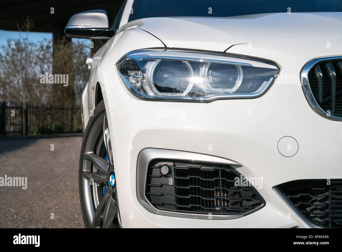 21 Marzo 2018 - Londra, Inghilterra. Close-up vista frontale di un bianco prima serie BMW M135i auto sportiva. Elegante e potente modello tedesco parcheggiato sulla strada. Foto Stock