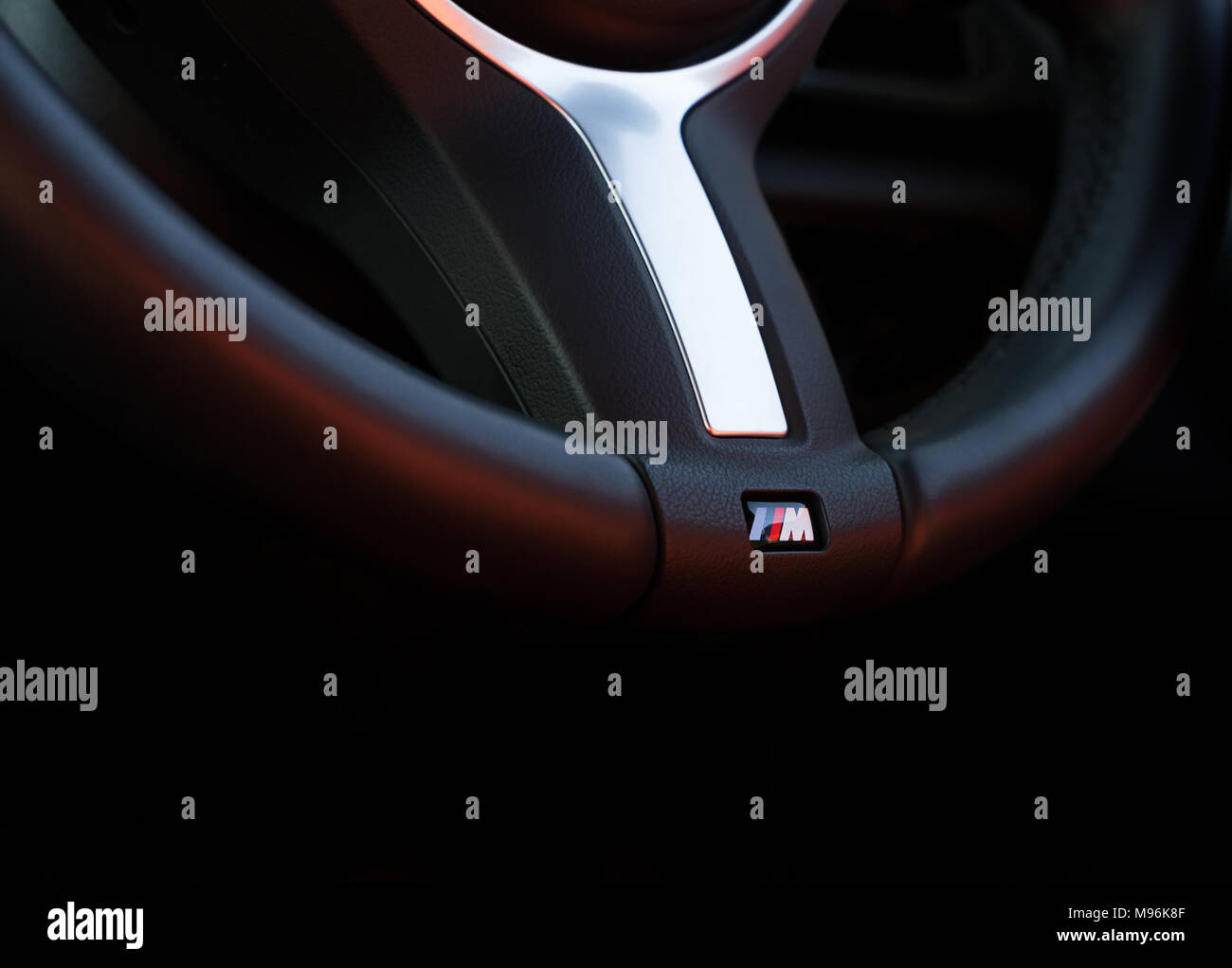 21 Marzo 2018 - Londra, Inghilterra. Close-up di BMW Motorsport logo sul volante. Foto Stock
