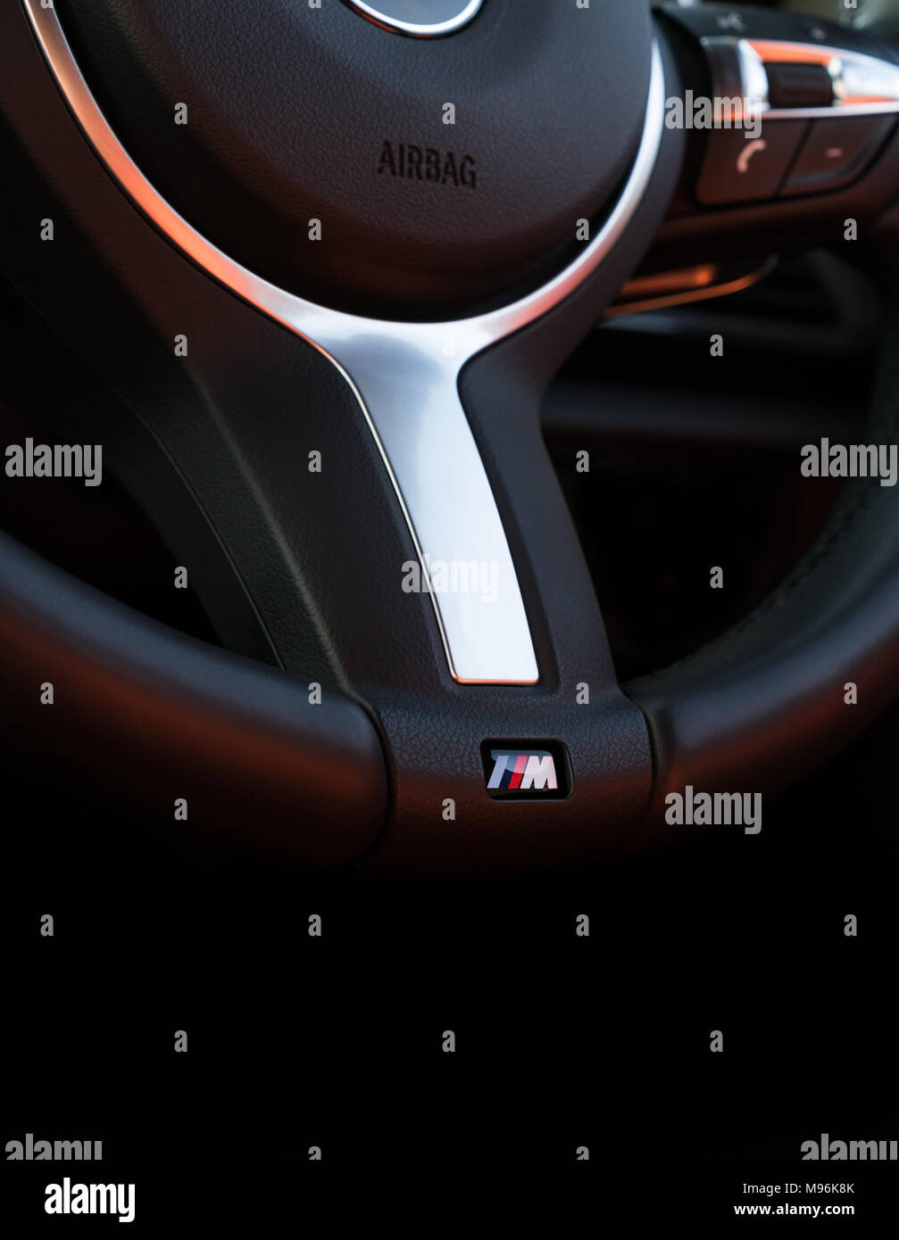 21 Marzo 2018 - Londra, Inghilterra. Verticale di close-up di BMW Motorsport logo sul volante. Foto Stock