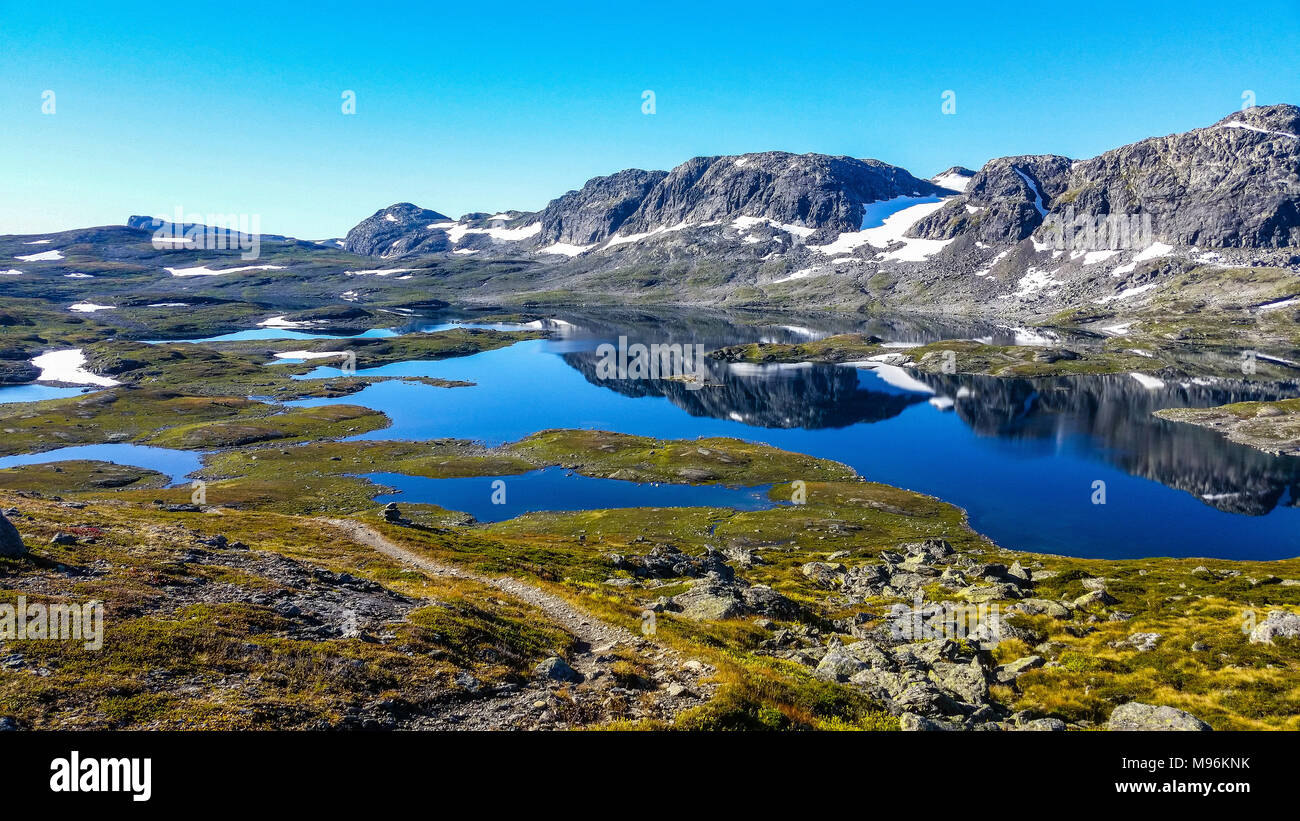 La gamma della montagna paesaggio con acqua reflectiv Foto Stock