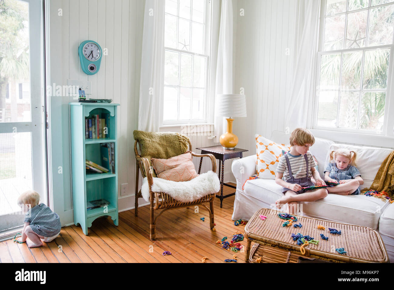Un ragazzo e una ragazza seduta sul lettino con il bambino accanto alla porta Foto Stock