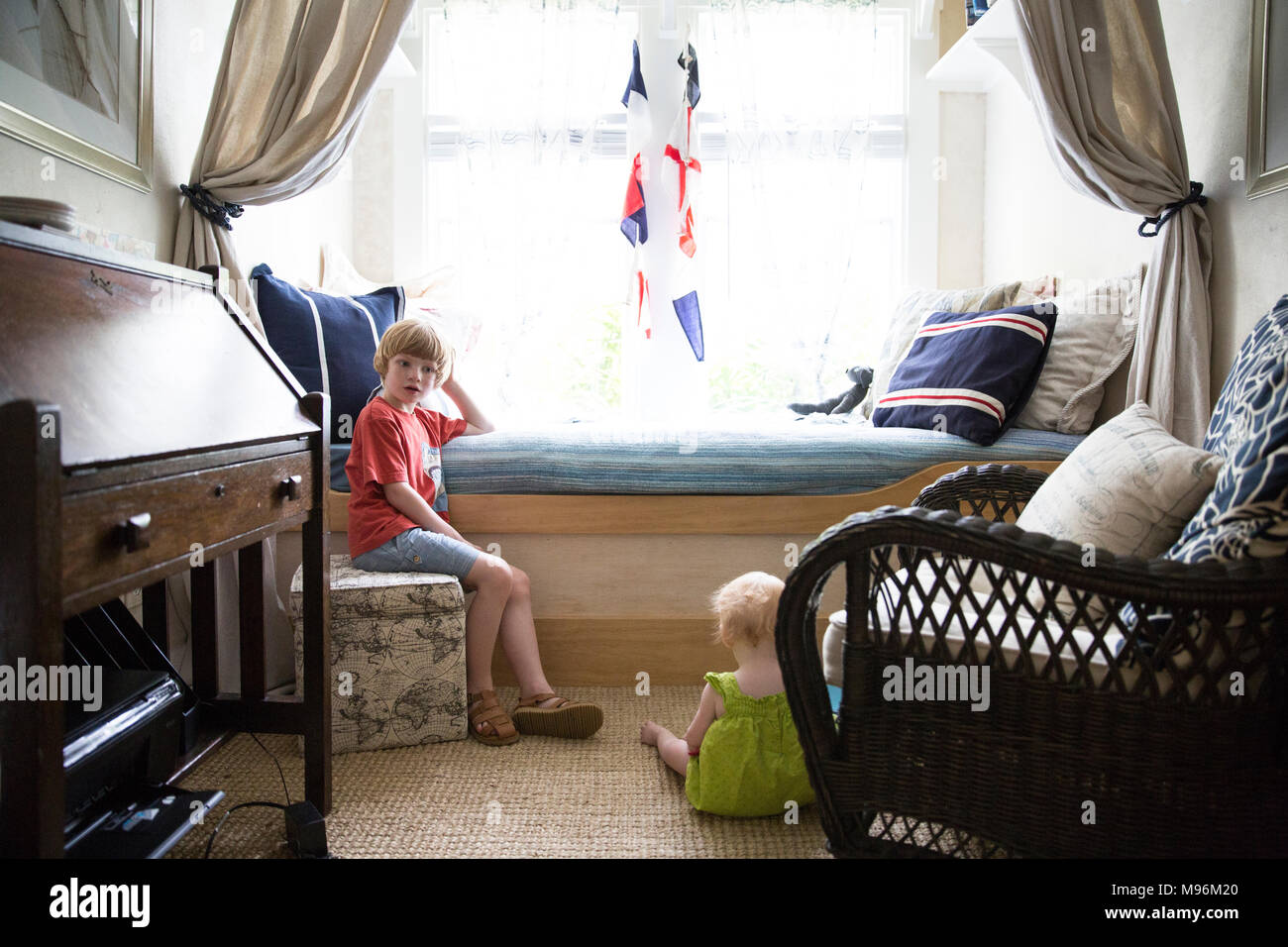 Ragazzo e bambino in stile nautico camera da letto Foto Stock