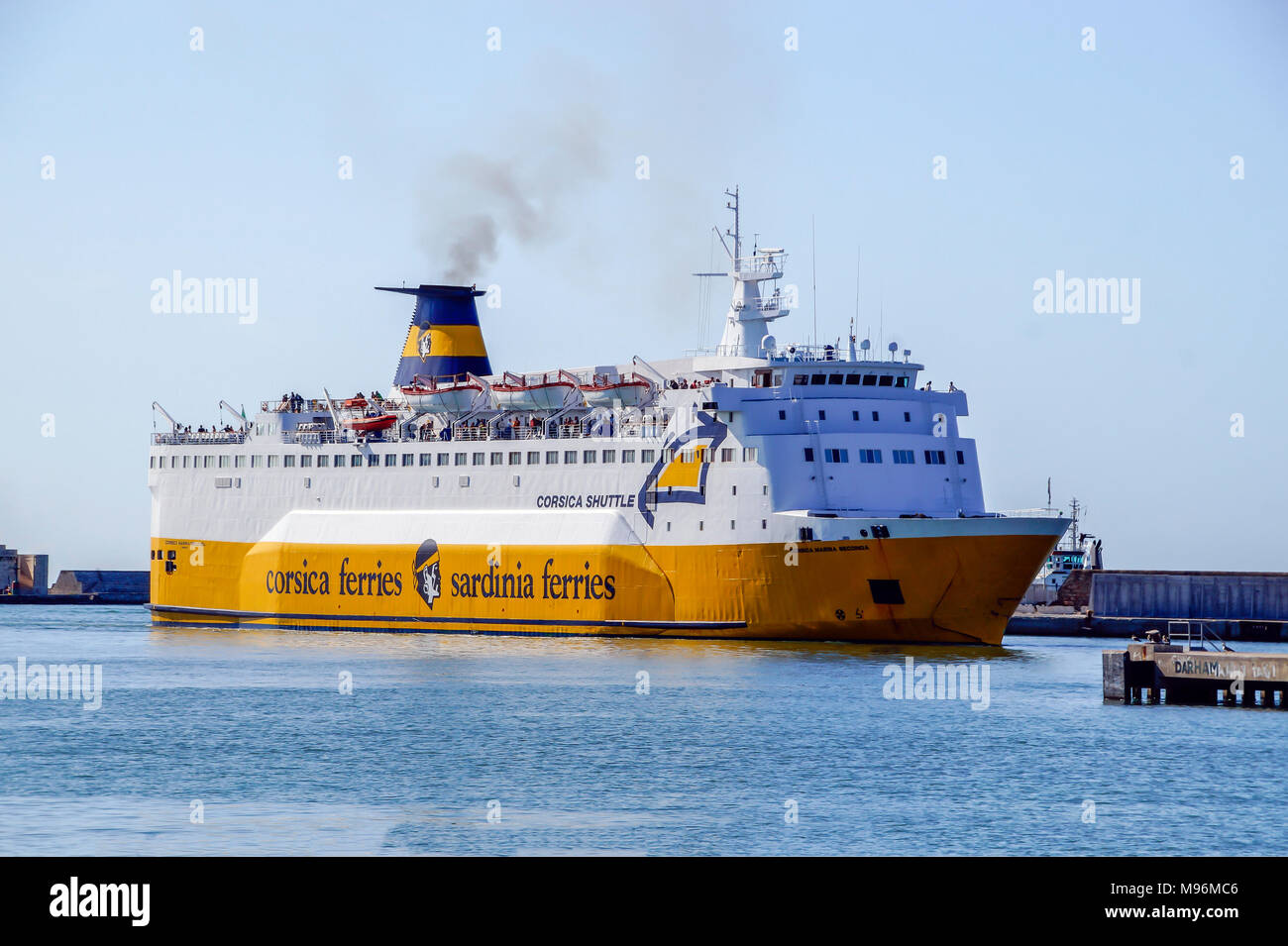 Corsica ferries auto e passeggeri dei traghetti Corsica Shuttle con arrivo al Porto di Livorno Livorno Italia Europa Foto Stock
