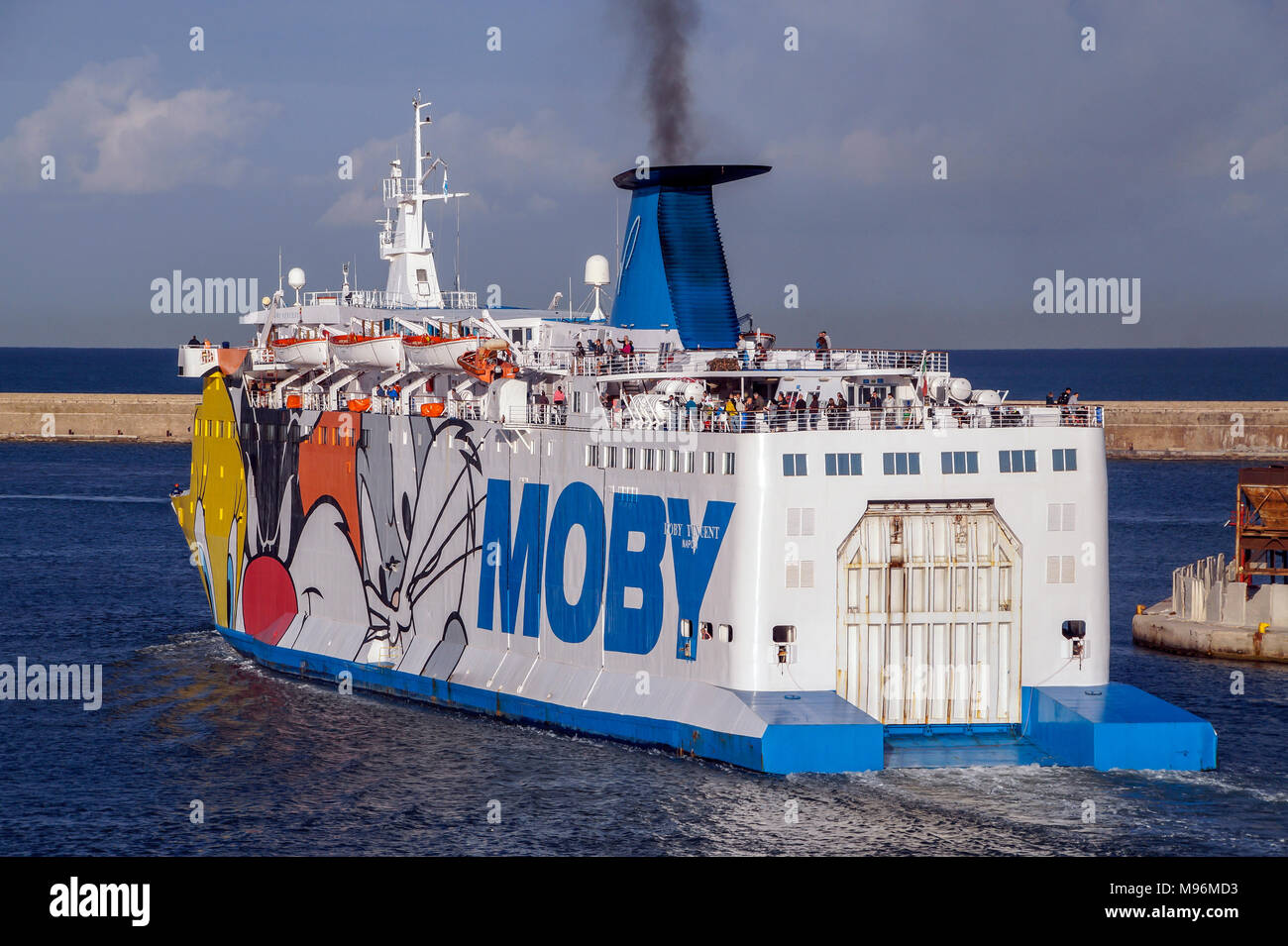 Moby ro-ro di auto e passeggeri dei traghetti Moby Vincent lasciando Livorno porto Livorno Italia Europa Foto Stock