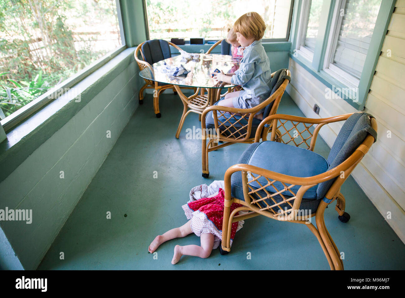 Bambini seduti fuori in veranda Foto Stock