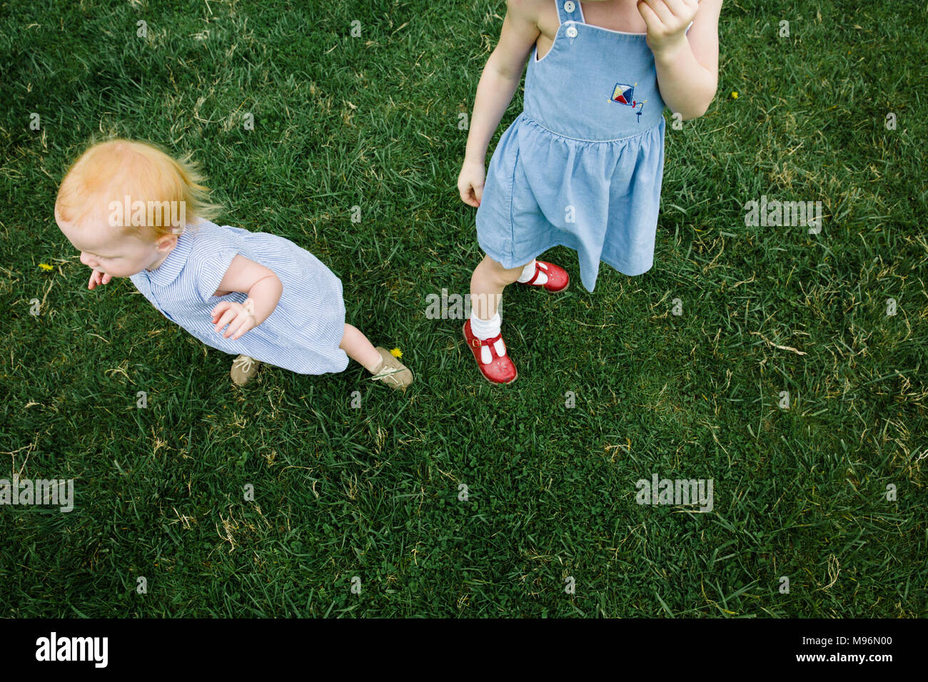 Bambino e bambina in piedi in campo Foto Stock