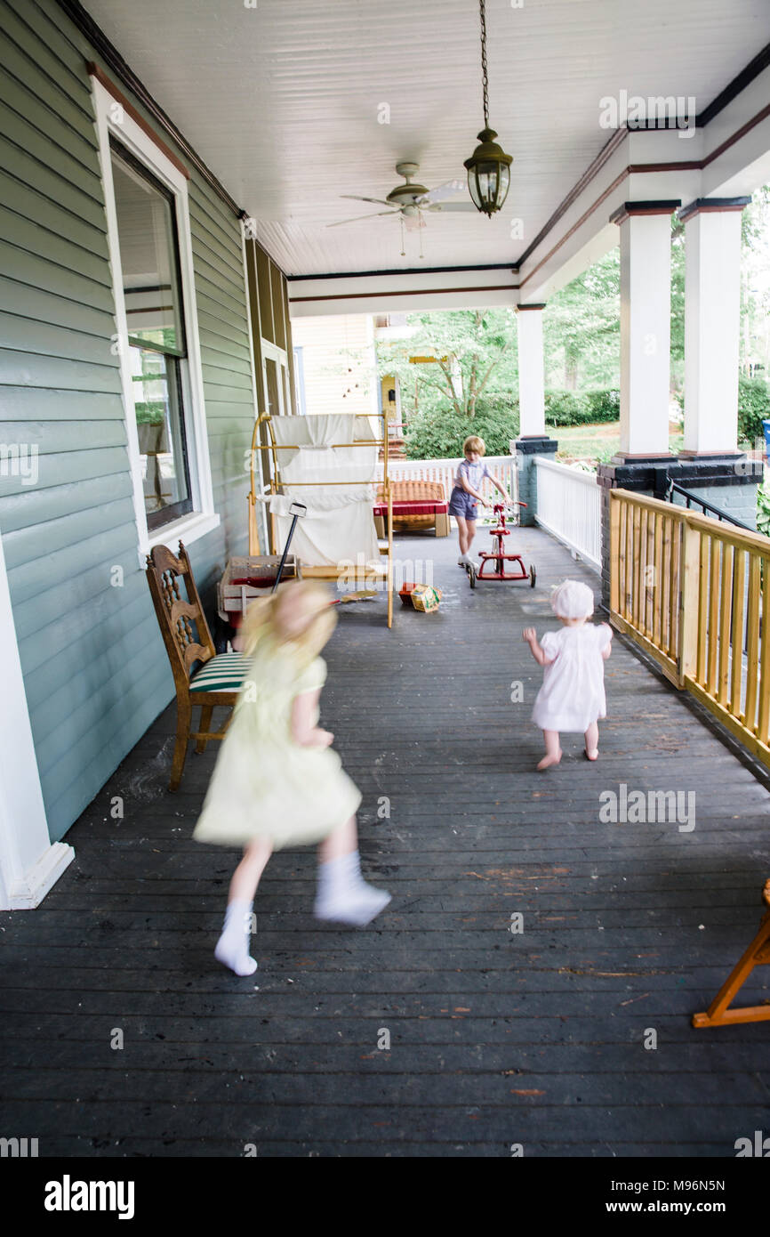 Bambini che giocano sul portico Foto Stock