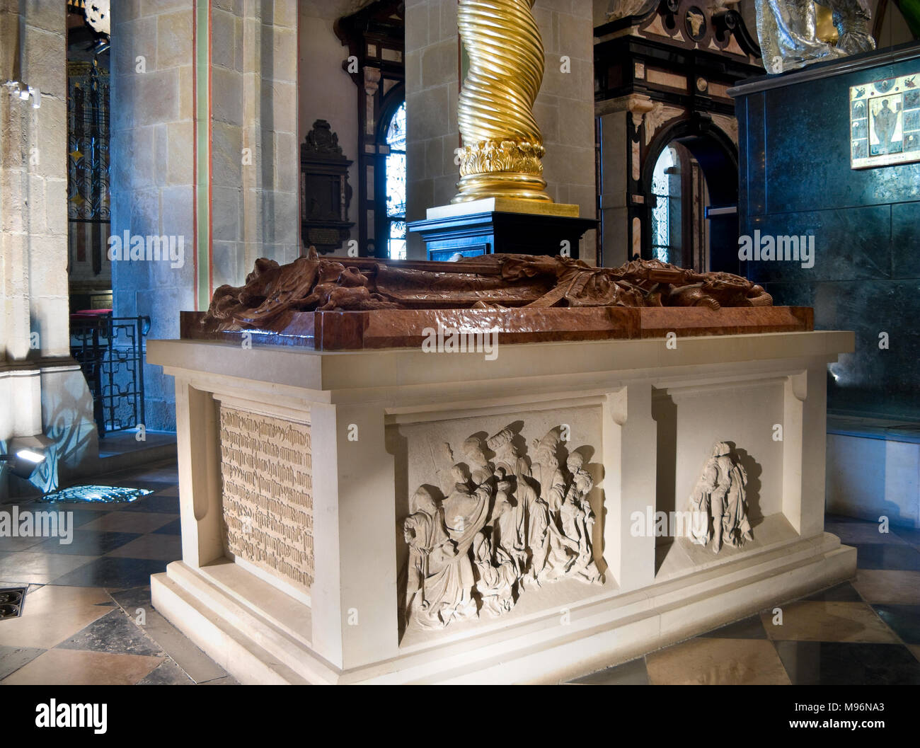 Tomba gotica (cenotafio) - Tomba simbolica di Sant Adalberto da circa 1480, opera di Hans Brandt. La Basilica Cattedrale dell Assunzione della B Foto Stock