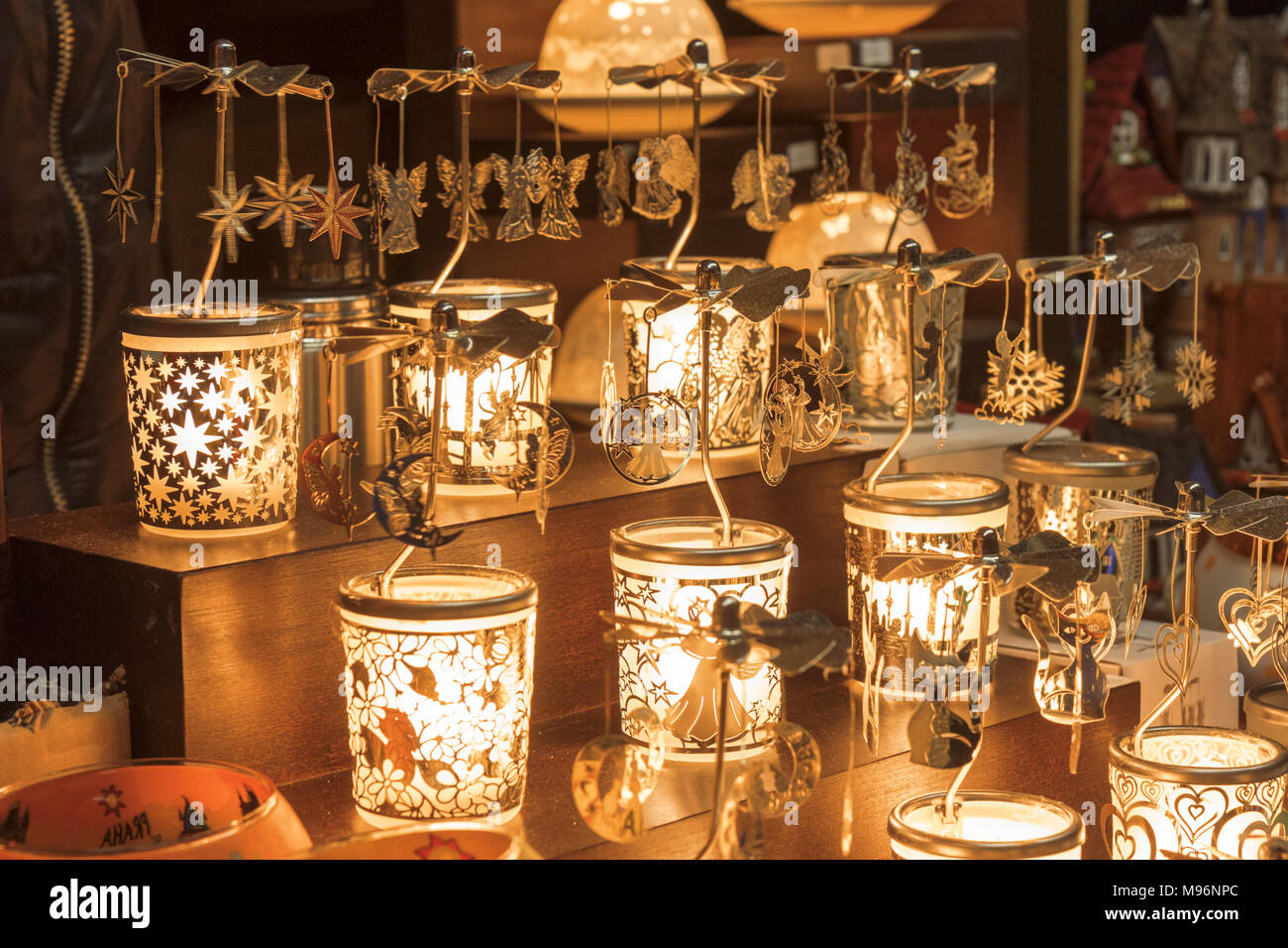 Candelieri in vetro con metallo decorazione giostra emettono luce magica nella notte sul mercato di Natale durante il tempo di Avvento. Foto Stock