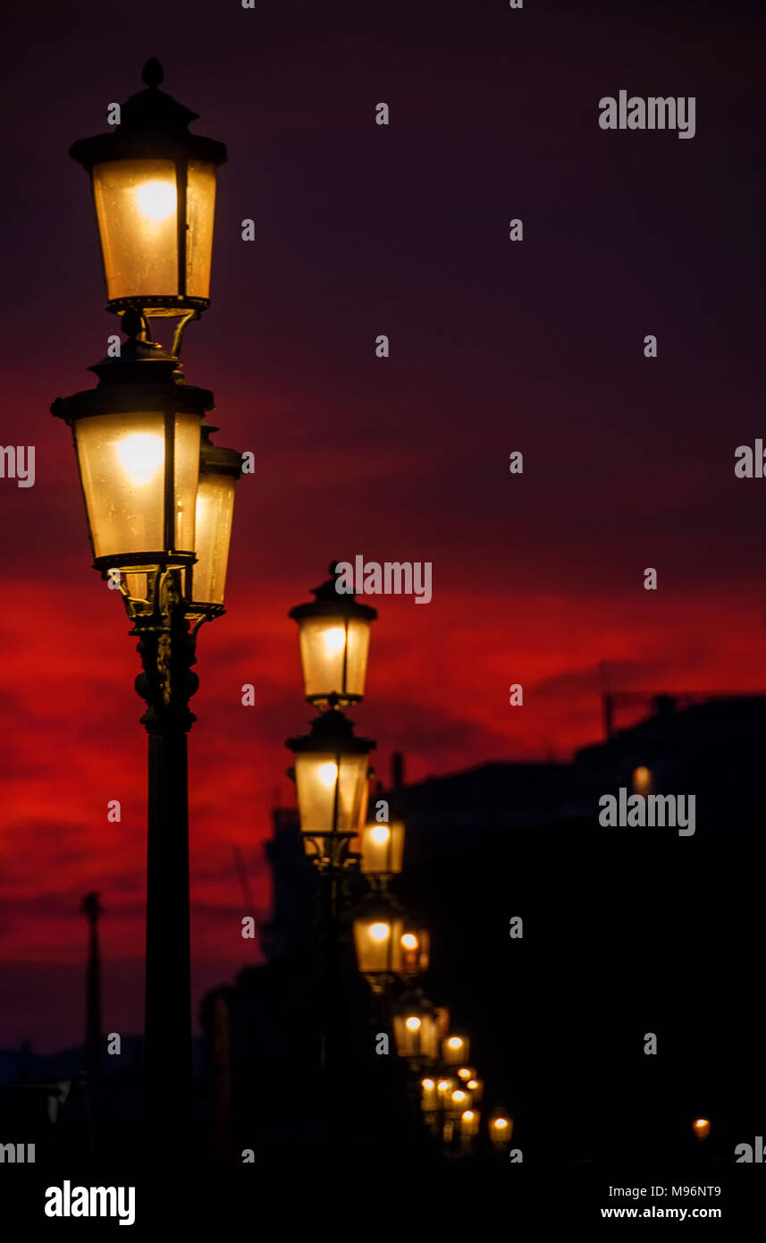 Vecchia Venezia tradizionali lampade di via al tramonto in un atmosfera romantica Foto Stock
