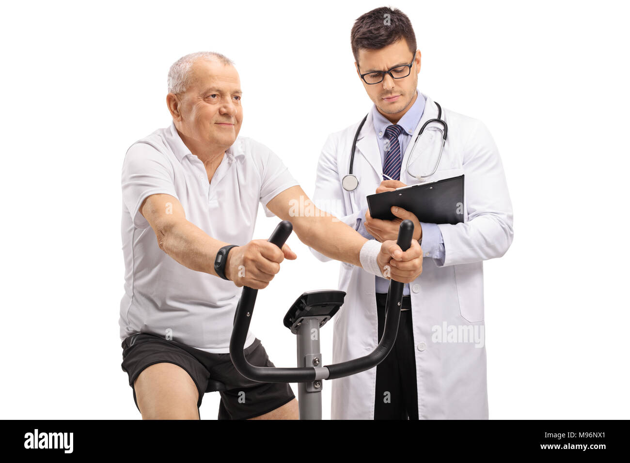Uomo maturo in sella ad una bicicletta e un medico iscritto in un blocco appunti isolati su sfondo bianco Foto Stock